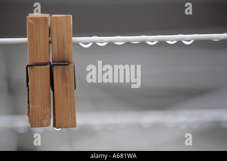Des pinces à linge sur un étendoir dans la pluie Banque D'Images
