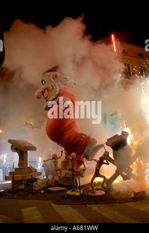 Falles et papier-mâché marionnettes Ninot met le feu au cours de la Crema, la dernière journée de Las Falles festival traditionnel qui a eu lieu dans la ville de Valence Espagne Banque D'Images