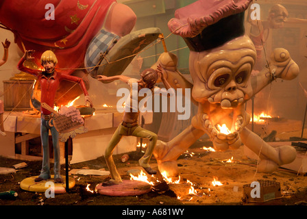 Falles et papier-mâché marionnettes Ninot met le feu au cours de la Crema, la dernière journée de Las Falles festival traditionnel qui a eu lieu dans la ville de Valence Espagne Banque D'Images