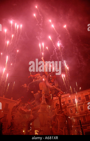 Les pétards aller sur le papier-mâché marionnettes Ninot Las Crema durant la dernière soirée de l'événement de Las Falles festival dans la ville de Valence Espagne Banque D'Images