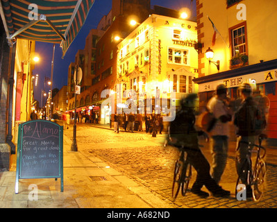 Vie nocturne dans les rues de Temple Bar Dublin Ireland Banque D'Images