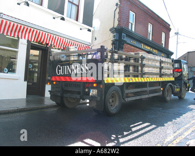 Déchargement de camions Guinness de barils de Guinness en dehors de Finnegans pub à Dalkey près de Dublin Banque D'Images