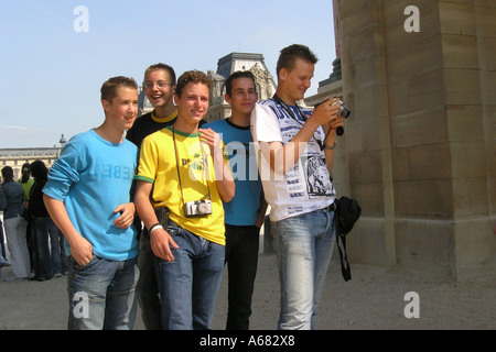 Groupe d'écoliers adolescents posant près de Louvre dans le jardin des Tuileries Paris France Banque D'Images