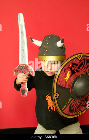 Enfant d'âge préscolaire sporting son costume de Viking sward bouclier et casque à cornes. Burnsville Minnesota USA Banque D'Images