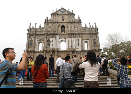 Les touristes chinois de prendre des photos des ruines du 17e siècle l'église portugaise de St Paul's à Santo António, Macao, Chine Banque D'Images