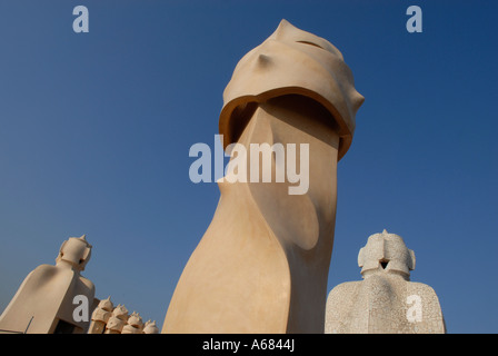 Tours de ventilation du bâtiment moderniste Casa Milla populairement connu sous le nom de la Pedrera conçu par Antoni Gaudi en 1912 situé à Barcelone Espagne Banque D'Images