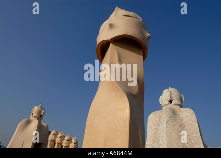 Tours de ventilation du bâtiment moderniste Casa Milla populairement connu sous le nom de la Pedrera conçu par Antoni Gaudi en 1912 situé à Barcelone Espagne Banque D'Images