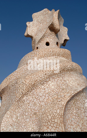 Tours de ventilation du bâtiment moderniste Casa Milla populairement connu sous le nom de la Pedrera conçu par Antoni Gaudi en 1912 situé à Barcelone Espagne Banque D'Images