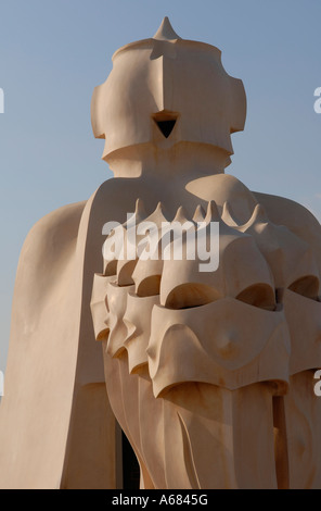 Tours de ventilation du bâtiment moderniste Casa Milla populairement connu sous le nom de la Pedrera conçu par Antoni Gaudi en 1912 situé à Barcelone Espagne Banque D'Images