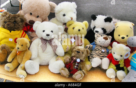 Collection d'ours en peluche à car boot sale marché Angleterre Somerset Glastonbury Banque D'Images