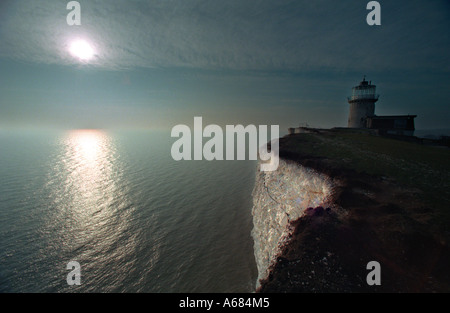 Belle Tout phare perché près du bord d'une falaise haute de 350 pieds à Beachy Head près de Eastbourne East Sussex Banque D'Images