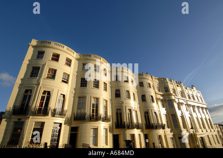 Une gracieuse terrasse Regency de maisons en bord de mer Brunswick Place, Brighton et Hove, East Sussex Banque D'Images