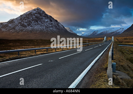 L'A82 en passant Buachaille Etive Mor qui serpente à travers Rannoch Moor vers Glen Coe, Ecosse Banque D'Images