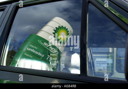 Une station essence BP signe reflète dans la fenêtre d'une Jeep dans un garage Banque D'Images