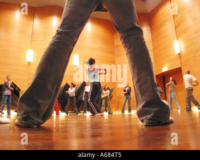 Teenage schoolkids prendre une classe en danse africaine vu par les jambes d'un étudiant participant Banque D'Images