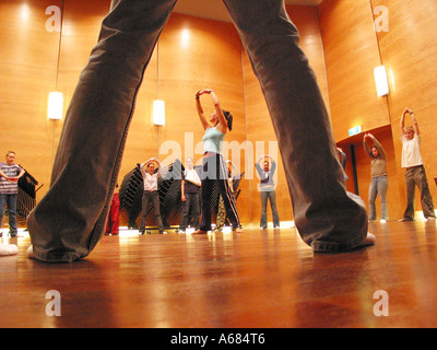 Les adolescents de prendre une classe de danse comme vu par les jambes d'un étudiant participant Banque D'Images