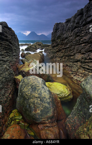 Canal jonché de blocs à Elgol sur le Skye avec vue sur la côte derrière Cuillins Banque D'Images