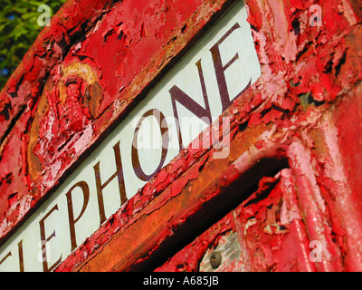 Détail de l'ancien rouge abandonné téléphone public fort Angleterre Somerset Glastonbury Banque D'Images