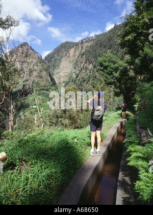 dh Levada dos Curral SOCORRIDOS VALLEY MADEIRA Walkers randonnée Levadas mâle vacances touristes photographie montagne randonnée pédestre personnes Banque D'Images