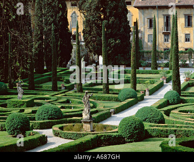 Cyprès et clippé fort haies à l'jardins Renaissance formelle 16c de l'hôtel Giardino Giusti, Verona, Italie. Banque D'Images