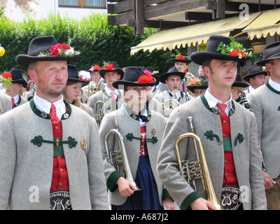 Groupe d'hommes habillés en costume traditionnel au festival annuel Mayrhofen Zillertal Tyrol Autriche Banque D'Images