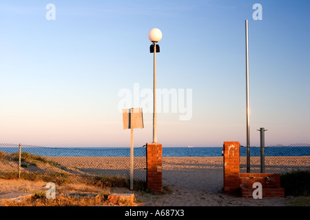 Gate, Castelldelfells Beach, juste au sud de Barcelone, Espagne. Banque D'Images