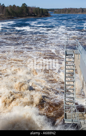 Échelles métalliques sur l'eau de roiling qui se déverse du barrage de la centrale hydroélectrique , Finlande Banque D'Images