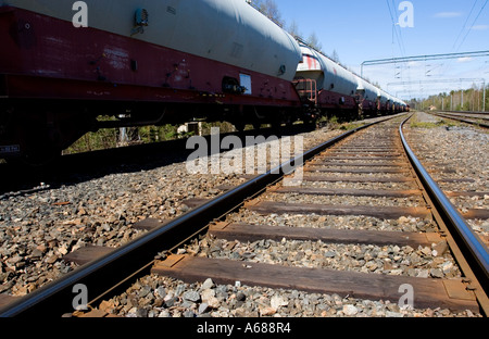 Citerne long train transportant des produits chimiques pour l'industrie et de traverses en bois sur des rails , Finlande Banque D'Images