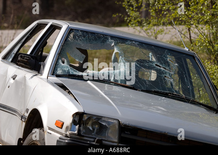 Voiture écrasée avec pare-brise cassé , Finlande Banque D'Images