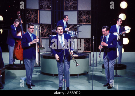 Kenny Ball et les jazzmen sur un VTT à Haynes Arthur Wood Green Studio de télévision 1962 Empire Banque D'Images