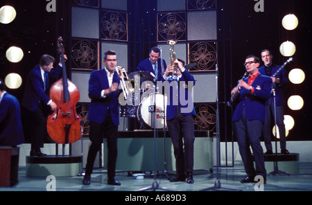 Kenny Ball et les jazzmen sur un VTT à Haynes Arthur Wood Green Studio de télévision 1962 Empire Banque D'Images