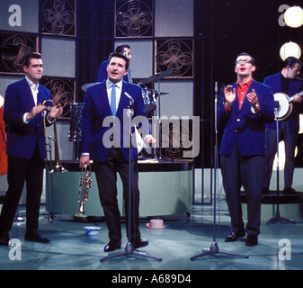 Kenny Ball et les jazzmen sur un VTT à Haynes Arthur Wood Green Studio de télévision 1962 Empire Banque D'Images