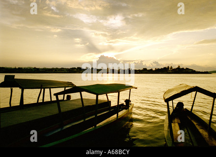 Coucher du soleil sur le Reo de la Pasion River, au Guatemala. Banque D'Images