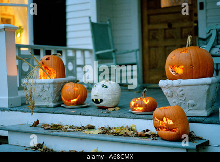 Halloween pumpkins allumé sur un porche à Sharon, Connecticut, New England, USA. Banque D'Images