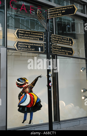 Sign post with vitrine mannequin en robe de Maastricht Pays-Bas Banque D'Images