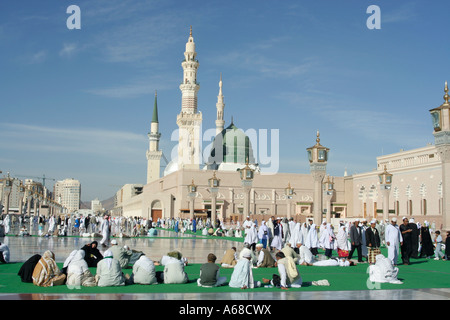 Mosquée Nabawi à Médine, en Arabie Saoudite. Prophète Mohammed (pssl) a été enterré ici sous le dôme vert. Banque D'Images