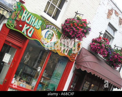 Façade colorée de Hunab Ku boutique style haut de Glastonbury Glastonbury la rue Somerset Banque D'Images