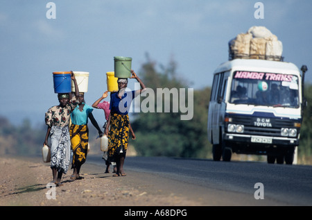 Les femmes de l'extraction de l'eau potable dans des seaux et des conteneurs, Moshi, région de Kilimandjaro, Tanzanie Banque D'Images