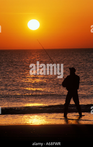 L'homme pêche surf Outer Banks de la Caroline du Nord Banque D'Images