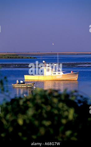 Le homard bateau ancré dans le port de Nauset Orleans Cape Cod Banque D'Images