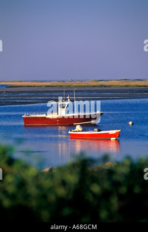 Le homard bateau ancré dans le port de Nauset Cape Cod Banque D'Images