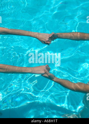 Aider l'instructeur a middle-aged woman in a swimming pool Banque D'Images