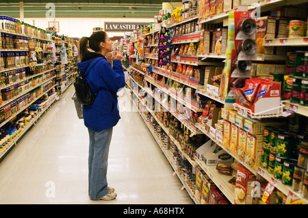Shopping dans un magasin d'alimentation Banque D'Images