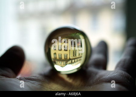 Main tenant une boule de cristal Banque D'Images