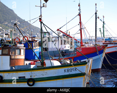 Bateaux de pêche dans le port de Kalk Bay Cape Town Afrique du Sud Banque D'Images