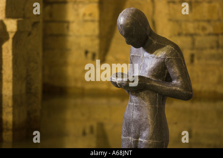 [Antony Gormley] 'Sound II', sculpture metal statue d'un homme se tenait dans la crypte de la cathédrale de Winchester, England, UK, 'close up' Banque D'Images