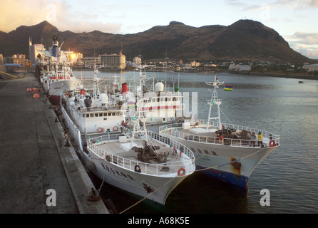 Les bateaux de pêche par le quai dans le port de Port Louis Banque D'Images