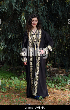 Femme arabe portant un costume traditionnel appelé abaya Banque D'Images