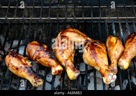 Cuisses de poulet barbecue être cuit sur un gril de charbon de bois Banque D'Images