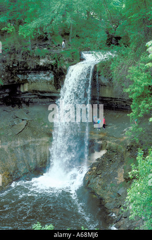 Les randonneurs en arrière de Hidden Falls l'une des nombreuses chutes d'eau dans les villes jumelles. Sud du Mississippi River Blvd St Paul Minnesota MN USA Banque D'Images